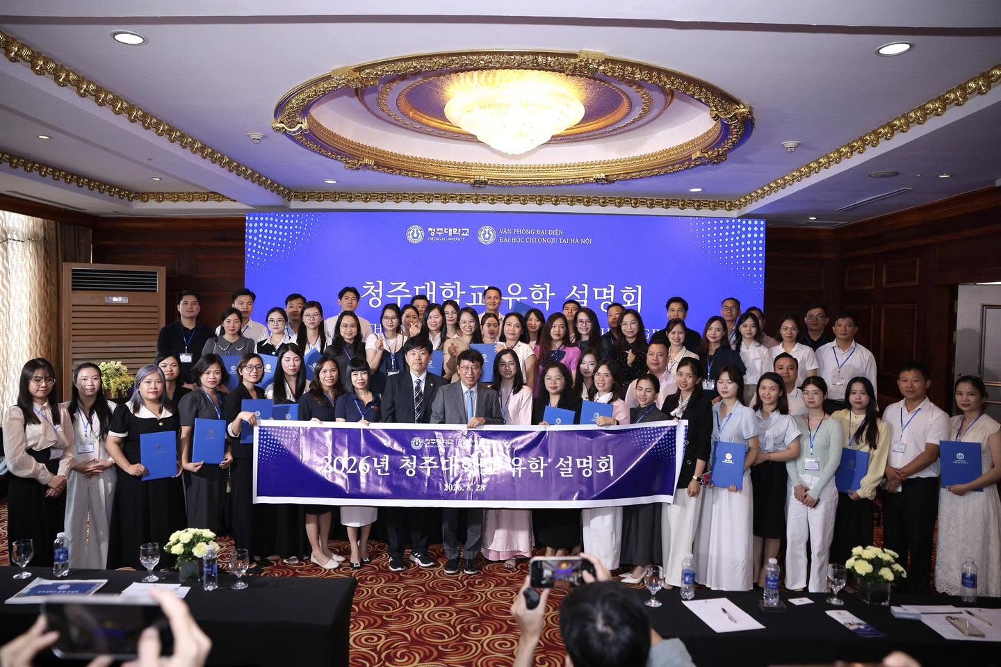 Các đại biểu chụp ảnh tập thể tại hội thảo Đại học Cheongju