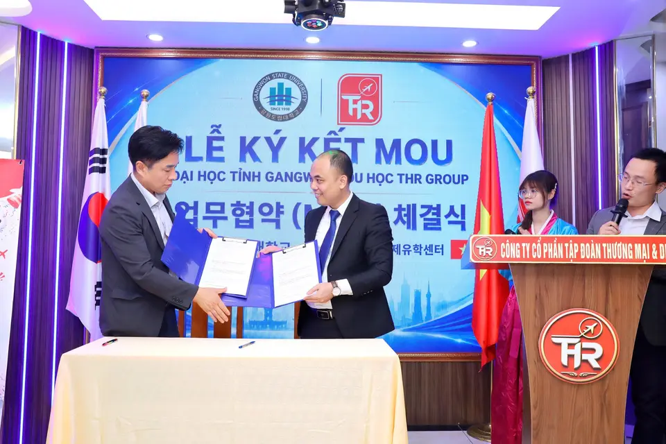 Đại diện THR GROUP và Gangwon State University tại lễ ký kết MOU