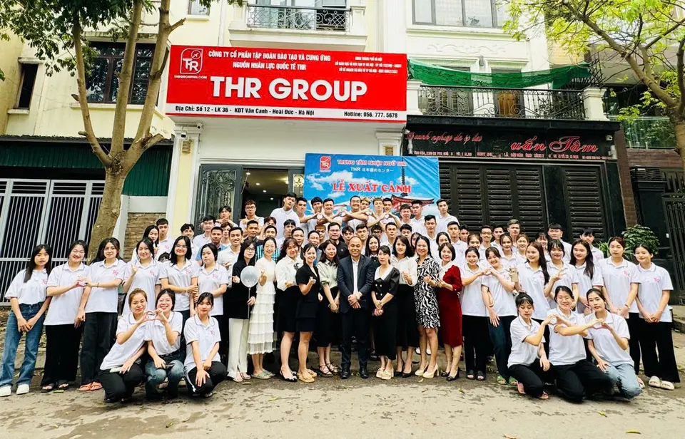 Học sinh và gia đình tại lễ xuất cảnh do THR tổ chức.