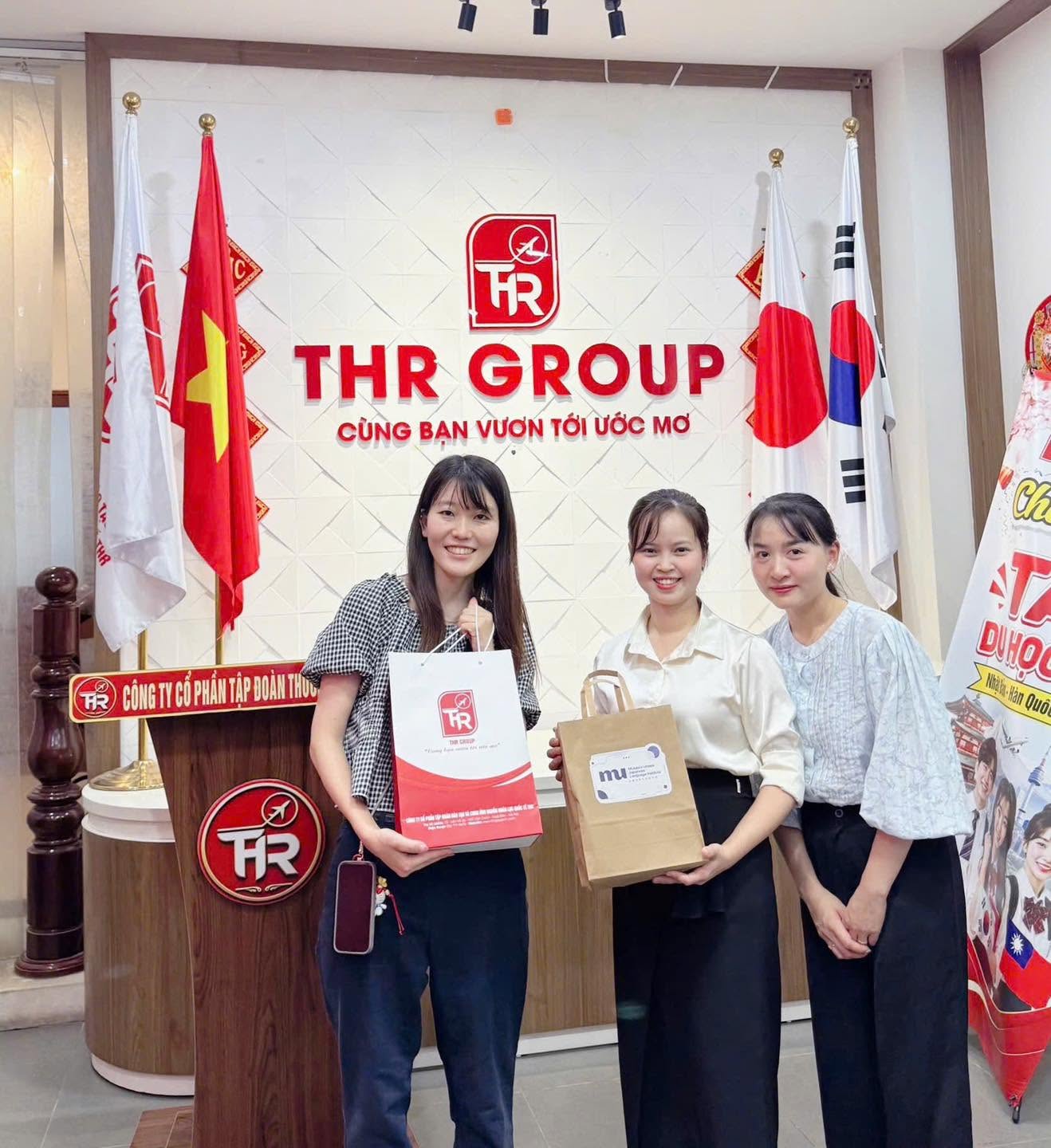Khoảnh khắc gặp gỡ giữa đại diện Musashi Urawa và đội ngũ THR GROUP tại văn phòng THR