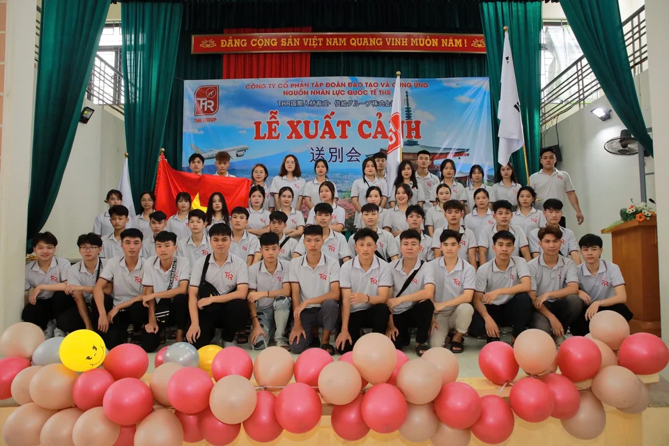 Học viên THR GROUP chụp ảnh trong lễ xuất cảnh