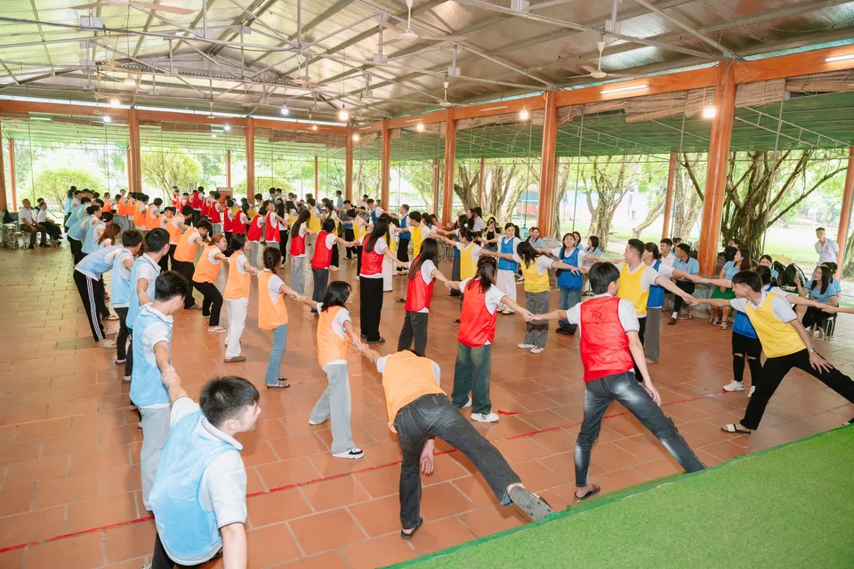 Các đội cùng phối hợp trong trò chơi tập thể.