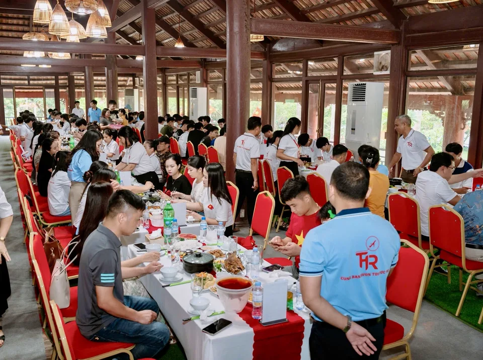 Học viên và đội ngũ THR cùng dùng bữa, giao lưu trong chuyến đi.
