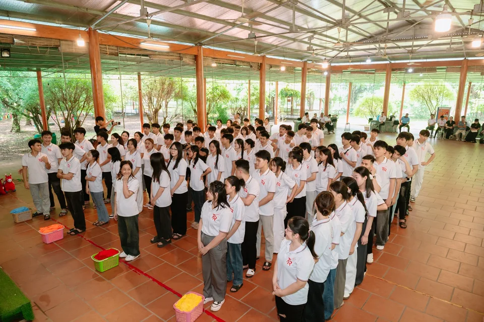 Học viên THR tập trung, chuẩn bị tham gia hoạt động tập thể.