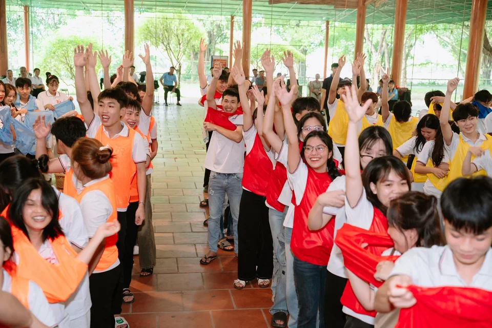 Không khí hào hứng và những nụ cười trong chương trình dã ngoại.