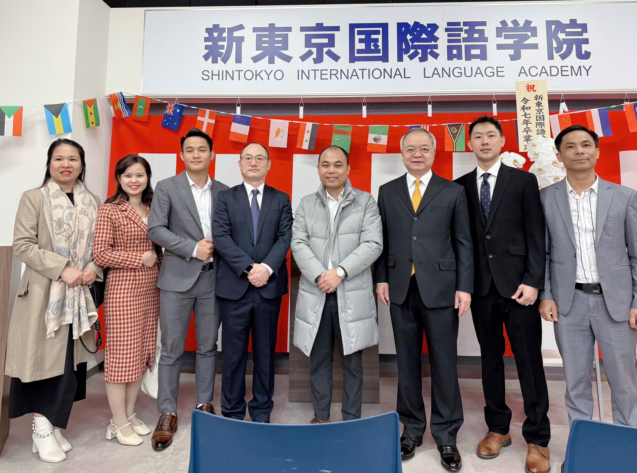 Đoàn công tác THR GROUP chụp ảnh cùng nhà trường tại Shintokyo trong chuyến thăm năm 2025