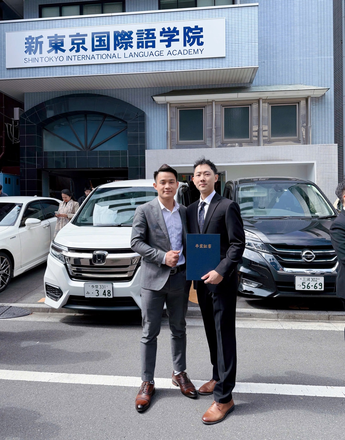 Khoảnh khắc giao lưu trước tòa nhà Shintokyo trong chuyến công tác năm 2025