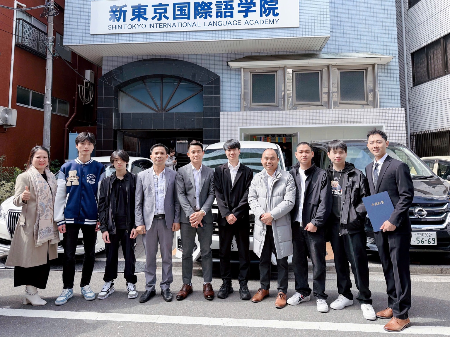 Đoàn công tác THR GROUP và những người tham dự chụp ảnh trước Học viện Ngôn ngữ Quốc tế Shintokyo năm 2025