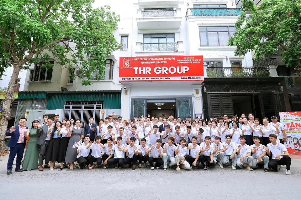 Đội ngũ và học sinh trước cơ sở THR tại Vân Canh, Hà Nội.