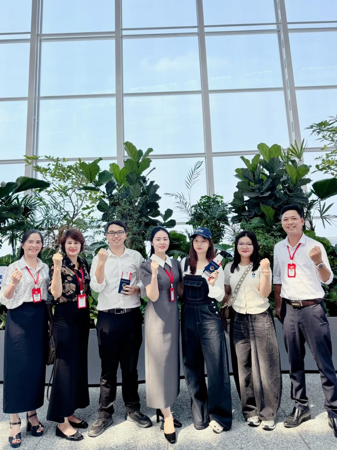 Học viên và đội ngũ THR GROUP trong buổi tiễn bay du học Đài Loan