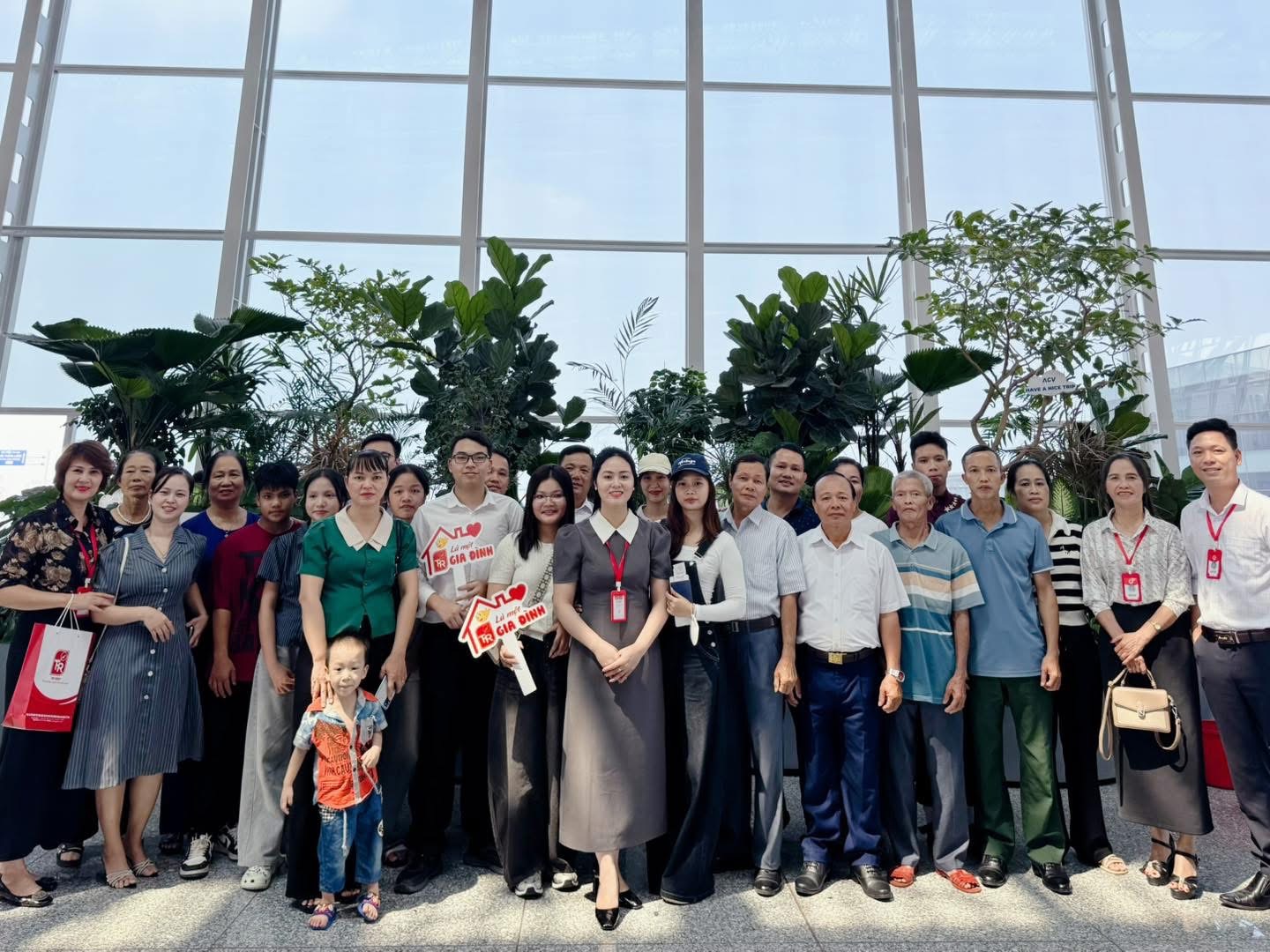 Học viên, gia đình và đội ngũ THR GROUP chụp ảnh tại sân bay trước giờ lên đường du học Đài Loan