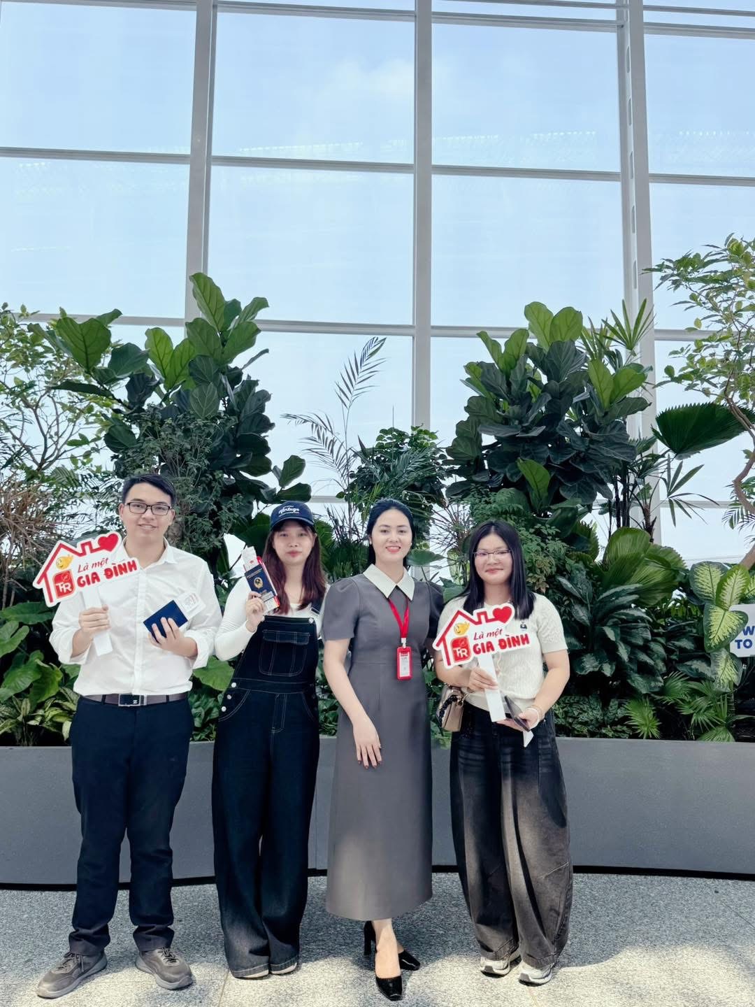 Học viên chụp ảnh lưu niệm cùng đại diện THR GROUP trước giờ bay sang Đài Loan