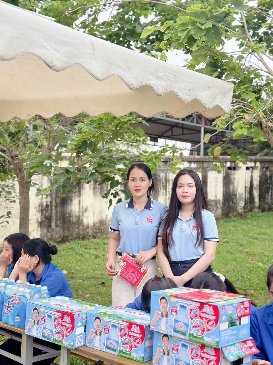 Đội ngũ THR tại khu vực chuẩn bị nước uống hỗ trợ thí sinh và phụ huynh.