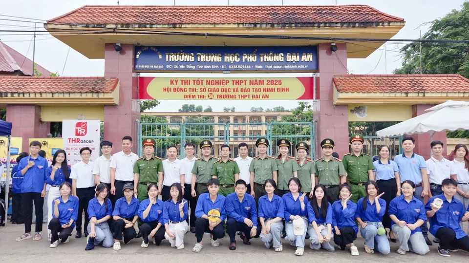 THR GROUP cùng các lực lượng tham gia hoạt động tại điểm thi Trường THPT Đại An, Ninh Bình.