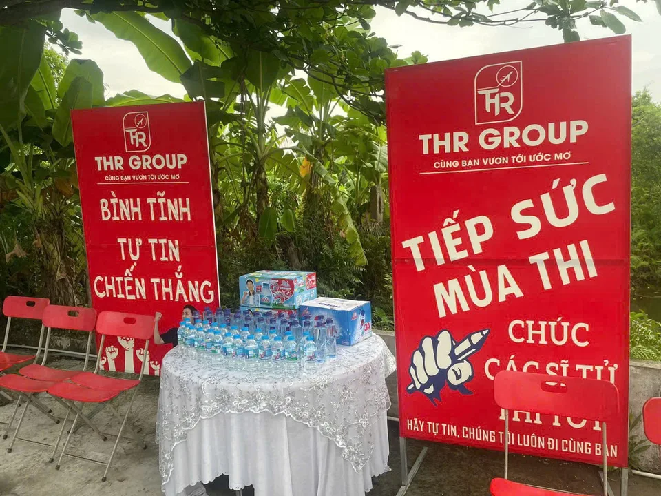 Nước uống và khu vực hỗ trợ trong chương trình Tiếp sức mùa thi.