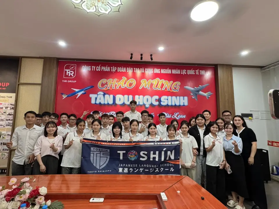 Đại diện Trường Nhật ngữ Toshin chụp ảnh cùng đội ngũ và học sinh THR GROUP tại buổi gặp gỡ