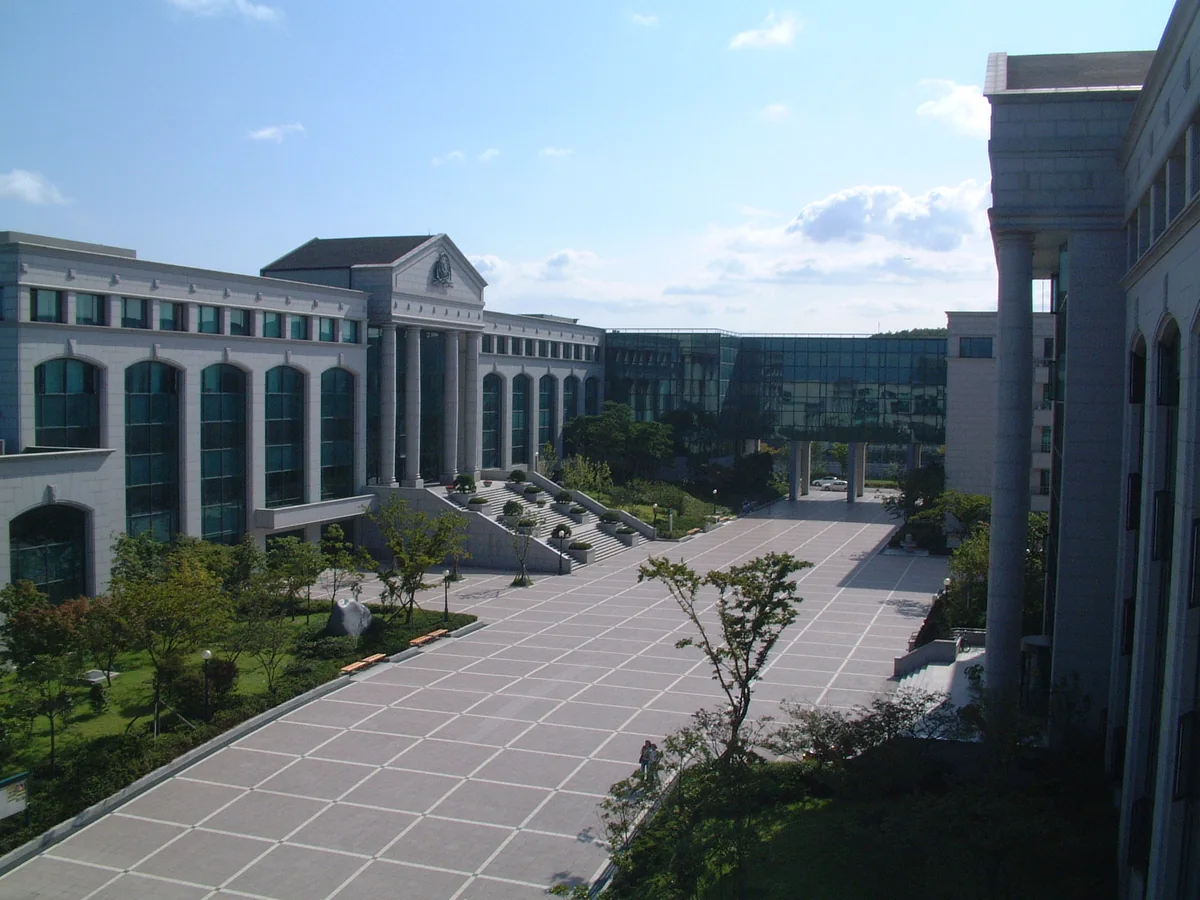 Các tòa nhà và sân trong khuôn viên Ulsan College, ảnh tư liệu tải lên năm 2014