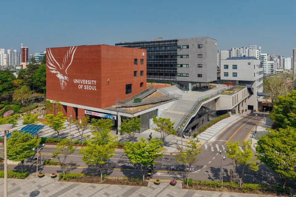 Tòa kỷ niệm 100 năm Đại học Thành phố Seoul và cây xanh, ảnh năm 2026