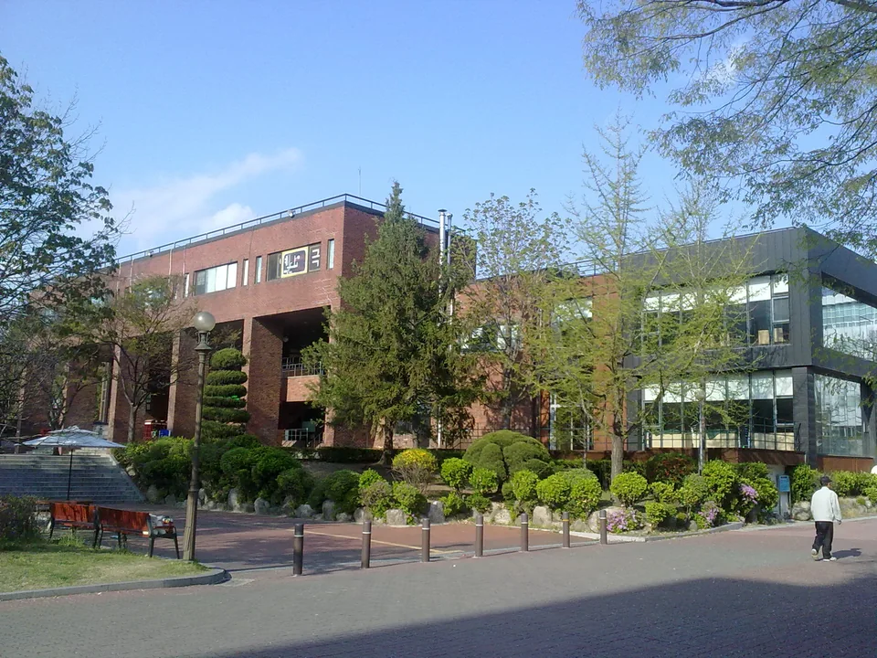 Tòa Student Hall và cây xanh tại Đại học Thành phố Seoul, ảnh năm 2011