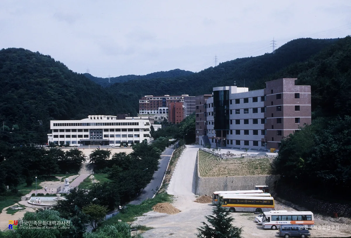 Ảnh tư liệu khuôn viên Sungsim Foreign Language College, cơ sở được sáp nhập thành Youngsan Haeundae; năm chụp không được công bố